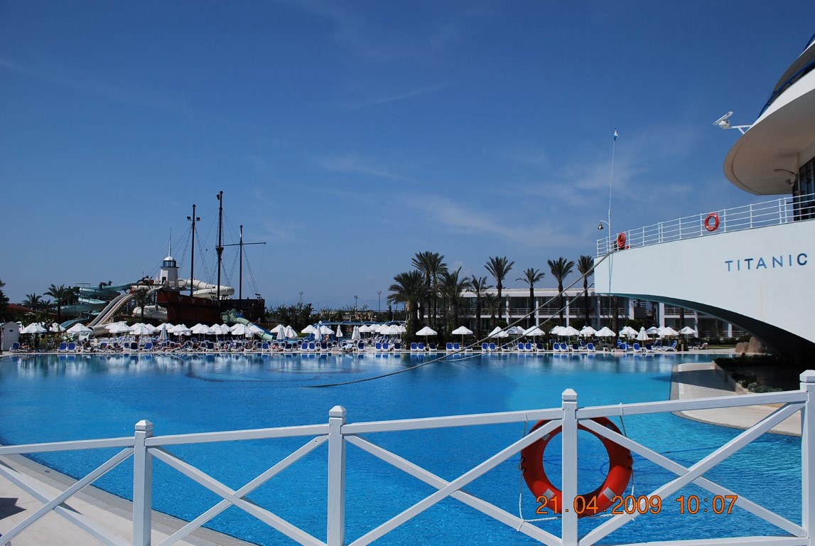 imagini hotel TITANIC LARA